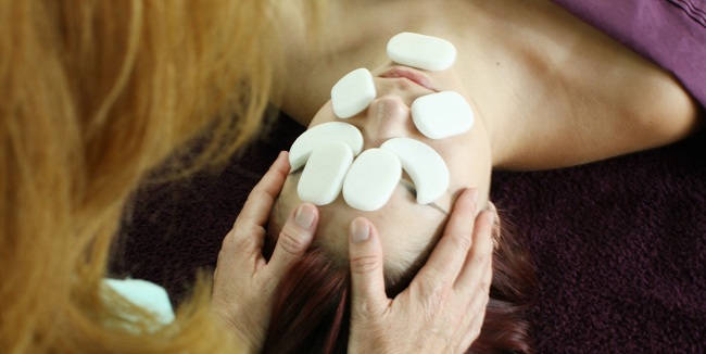 Dùng đá massage xoa đều vùng mặt mỗi ngày, độ lạnh của đá sẽ giúp bạn có được làn da căng mọng.