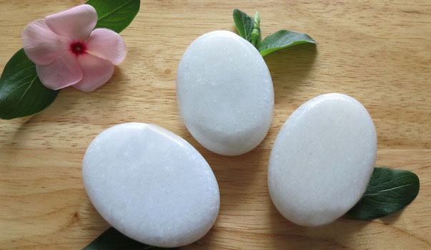 Đá lạnh massage là những viên đá thường được khai thác từ đá cẩm thạch - một dòng đá quý chứa nguồn năng lượng dồi dào. 