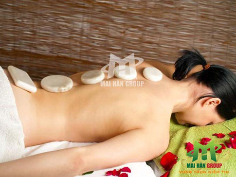 Đá massage lạnh thường được sử dụng sau liệu trình massage đá nóng hay dùng thay cho sữa rửa mặt vào mỗi buổi sáng