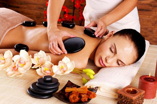 Các viên đá nóng khi massage toàn thân sẽ làm giảm căng thẳng. 