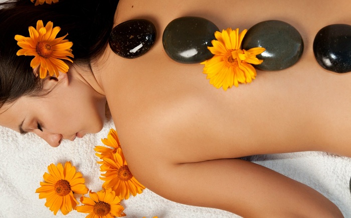 Massage đá nóng là sử dụng những viên đá được nung nóng đặc biệt và đặt trên da hoặc nơi huyệt đạo của cơ thể chúng ta