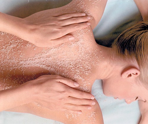 Tẩy da chết cùng muối tắm Himalaya