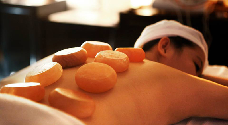 Massage với đá muối 
