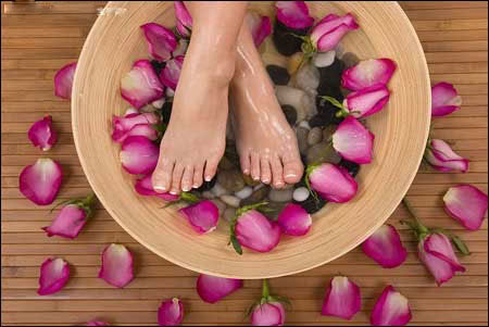 Ngâm chân thư giãn trong khoảng thời gian 30 phút 