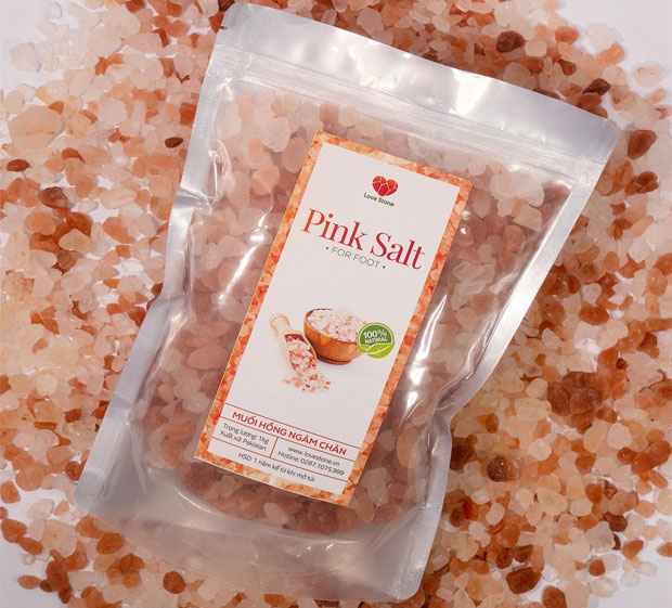 Thường xuyên ngâm chân với đá muối sẽ làm giảm các triệu chứng của bệnh mãn tính.
