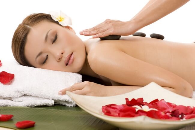 Sử dụng đá massage trong liệu trình massage đá nóng