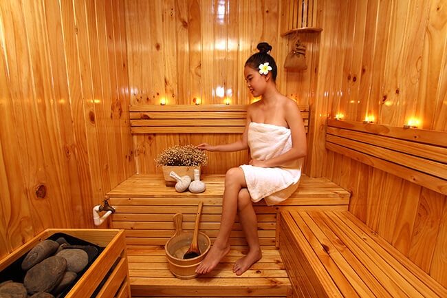 Ngoài bảng điều khiển thì đá sauna, bộ xô gáo gỗ, khăn.. là những phụ kiện không thể thiếu trong phòng xông khô Ngoài bảng điều khiển thì đá sauna, bộ xô gáo gỗ, khăn.. là những phụ kiện không thể thiếu trong phòng xông khô