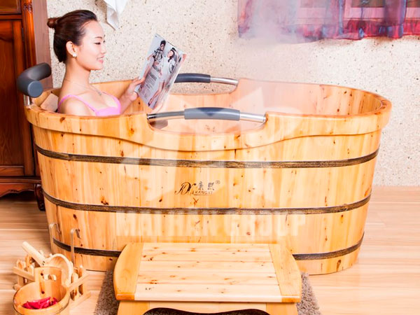 Bồn tắm gỗ oval được gia đình ưa chuộng