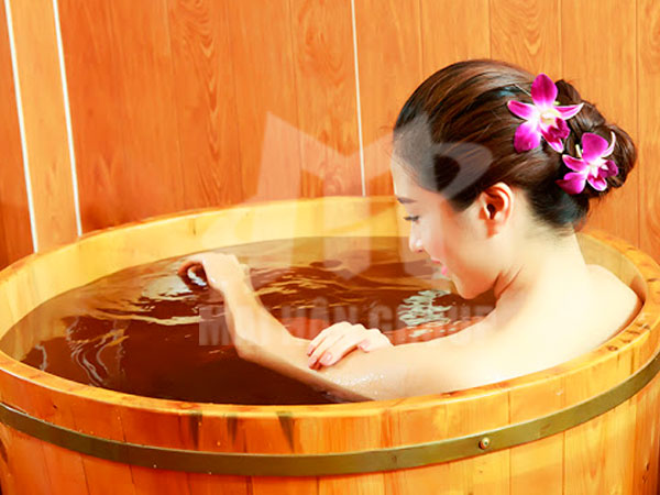 Bồn tắm gỗ vừa sang trọng vừa mang đến rất nhiều lợi ích cho sức khỏe 
