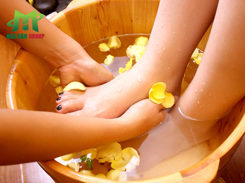 Sử dụng chậu gỗ ngâm chân vừa an toàn vừa tăng công dụng chăm sóc sức khỏe