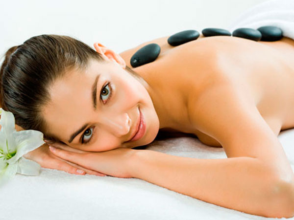 Sử dụng đá nóng massage tại gia đình