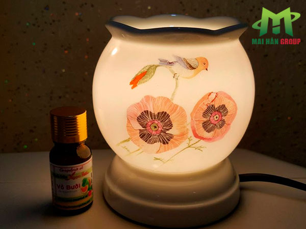 Đèn xông tinh dầu vừa giúp khuếch tán hương thơm vừa làm đẹp không gian