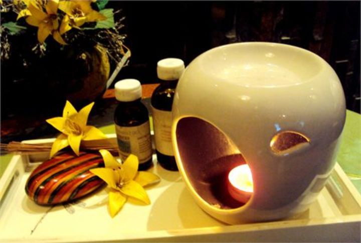 Đèn xông tinh dầu tô điểm cho không gian thêm ấm cúng, sang trọng Đèn xông tinh dầu tô điểm cho không gian thêm ấm cúng, sang trọng