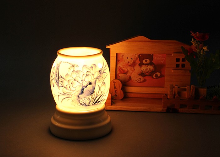 Đèn xông tinh dầu tô điểm cho không gian thêm ấm cúng, sang trọng Đèn xông tinh dầu tô điểm cho không gian thêm ấm cúng, sang trọng