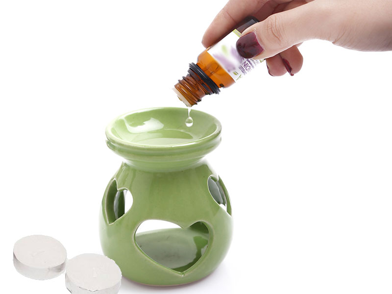 Cho tinh dầu vào dĩa ở trên và đốt nến ở dưới để làm nóng tinh dầu Cho tinh dầu vào dĩa ở trên và đốt nến ở dưới để làm nóng tinh dầu