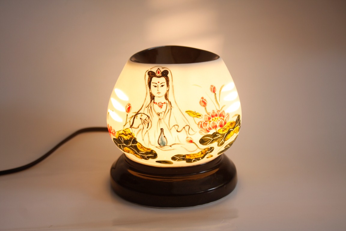 Đèn xông tinh dầu tô điểm cho không gian thêm ấm cúng, sang trọng Đèn xông tinh dầu tô điểm cho không gian thêm ấm cúng, sang trọng