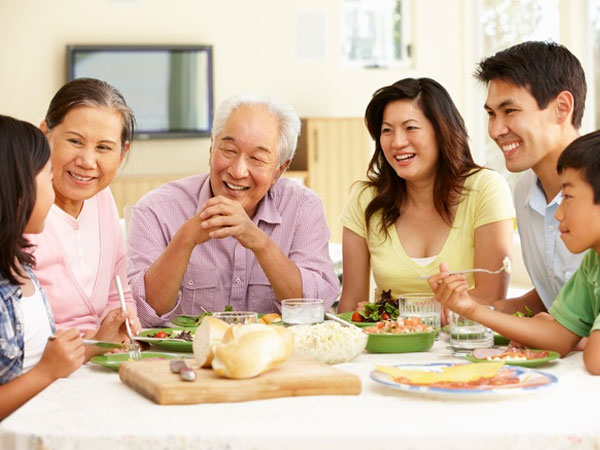 Ba mẹ luôn bên cạnh từng bước tiến của con