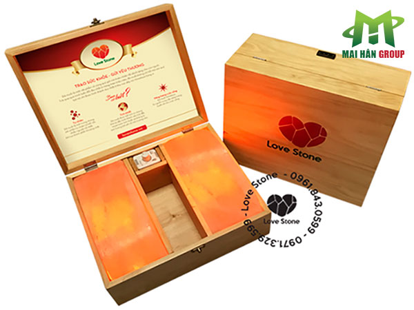 Thiết kế hộp đá muối massage chân LoveStone gồm khối đá muối Himalaya và hộp gỗ bên ngoài