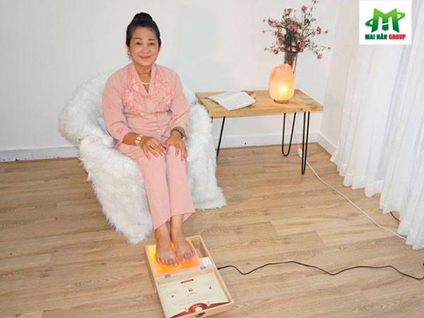 Hộp đá muối massage chân Love Stone rất tốt cho sức khỏe ba mẹ