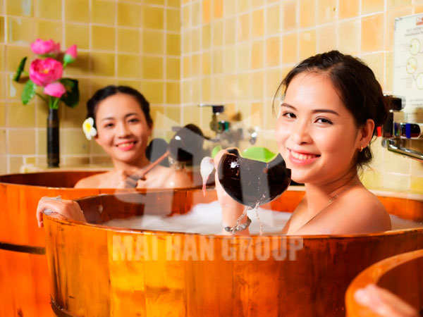 Bồn tắm gỗ tròn được trung tâm spa lựa chọn lắp đặt
