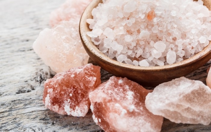 Ngâm tắm bằng muối hạt Himalaya giúp dưỡng ẩm cho da mềm mại Ngâm tắm bằng muối hạt Himalaya giúp dưỡng ẩm cho da mềm mại