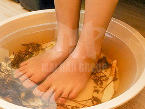 Ngân chân nước nóng với ngải cứu