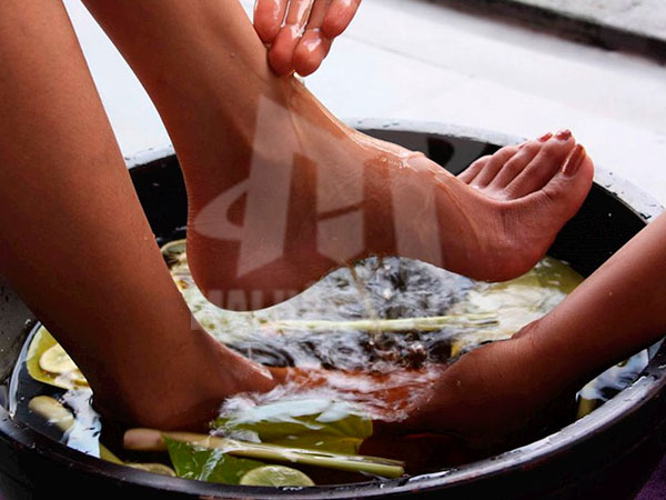 Ngân chân nước nóng với sả