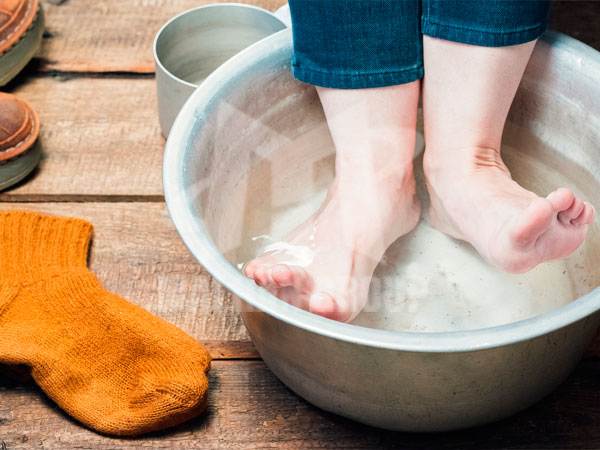 Ngâm chân nước nóng tại nhà