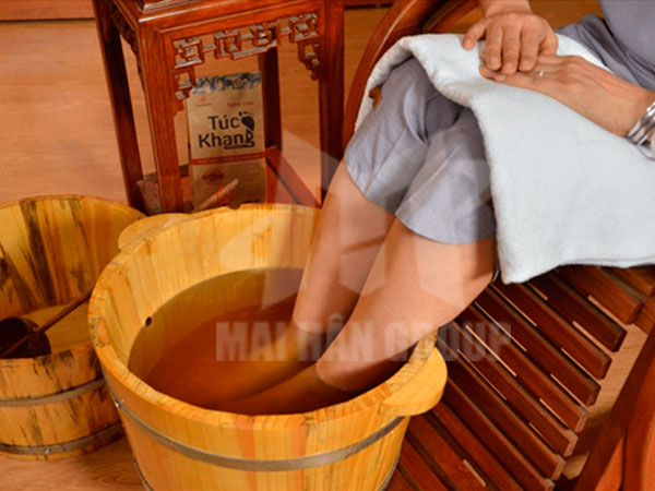 Ngâm chân nước nóng tại spa