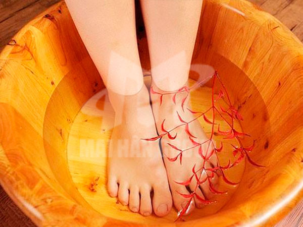 Ngâm chân nước nóng