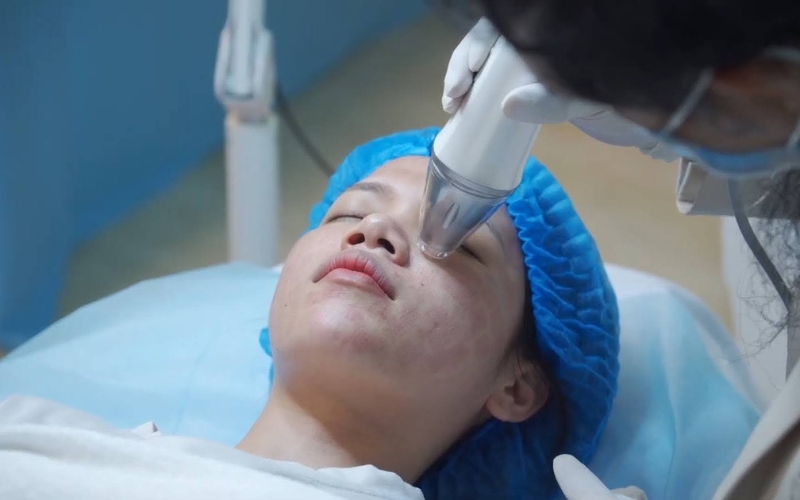 TS BS Lê Tôn Dũng thực hiện ca lâm sàng với Plasma Gold